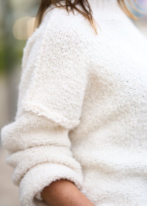 Kremowy sweter z pluszowej dzianiny teddy, luźny krój, długi rękaw i miękka tekstura w stylu casual