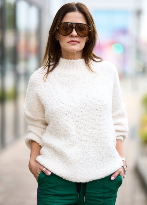 Kremowy sweter z pluszowej dzianiny teddy, luźny krój, długi rękaw i miękka tekstura w stylu casual