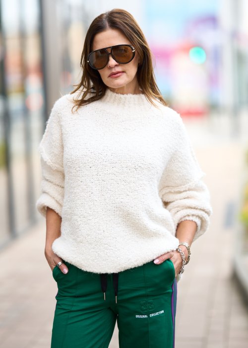 Kremowy sweter z pluszowej dzianiny teddy, luźny krój, długi rękaw i miękka tekstura w stylu casual
