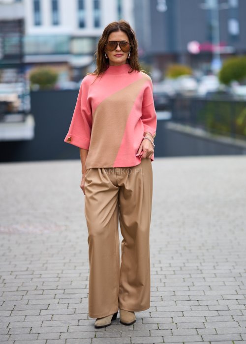 Dzianinowy Sweter Damski Verina różowo-beżowy w geometryczne panele z półgolfem i rękawem 3/4