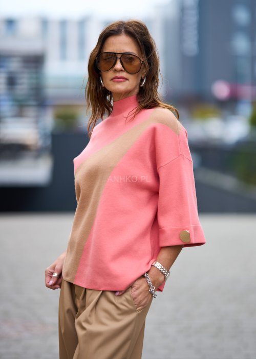 Dzianinowy Sweter Damski Verina różowo-beżowy w geometryczne panele z półgolfem i rękawem 3/4