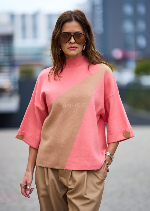 Dzianinowy Sweter Damski Verina różowo-beżowy w geometryczne panele z półgolfem i rękawem 3/4