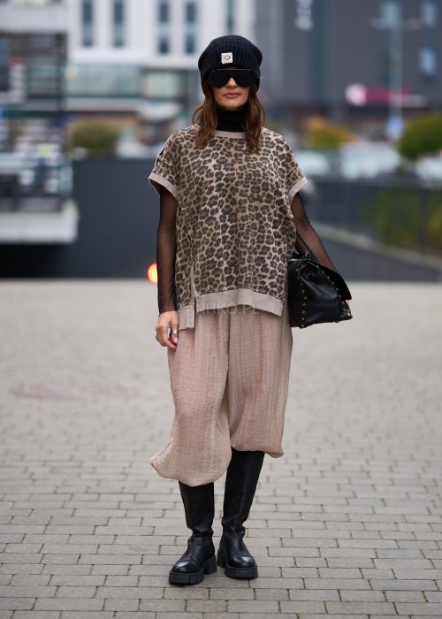 Beżowe spodnie damskie z muślinu, szerokie nogawki 7/8, lekki materiał, styl boho, elastyczna talia, letnia stylizacja