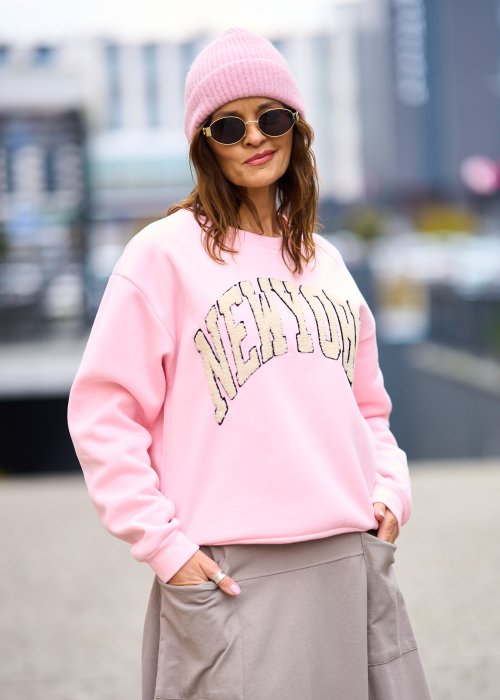 Gładka dresowa Bluza damska New York w pastelowym różu z aplikacją NEW YORK, oversize z długim rękawem