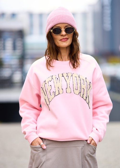 Gładka dresowa Bluza damska New York w pastelowym różu z aplikacją NEW YORK, oversize z długim rękawem