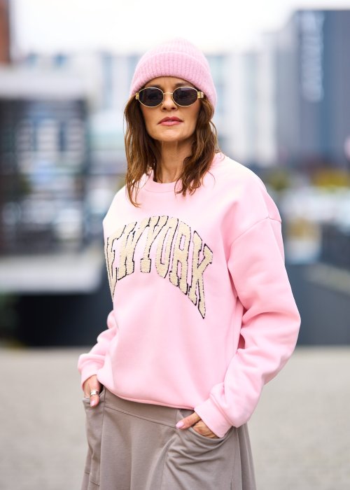 Gładka dresowa Bluza damska New York w pastelowym różu z aplikacją NEW YORK, oversize z długim rękawem