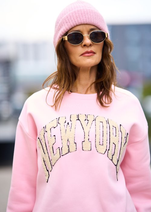 Gładka dresowa Bluza damska New York w pastelowym różu z aplikacją NEW YORK, oversize z długim rękawem