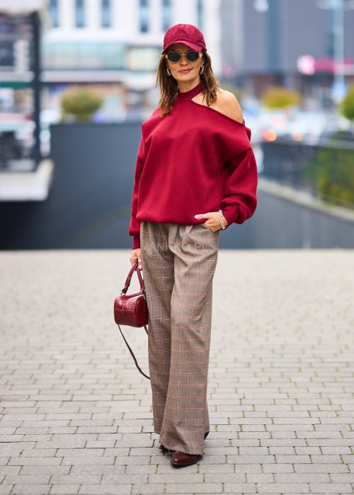 Miękka dresowa bluza damska Asymmetric Glam w głębokim bordo, oversize z jednym odkrytym ramieniem i półgolfem
