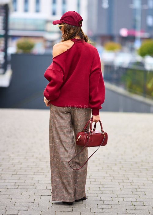 Miękka dresowa bluza damska Asymmetric Glam w głębokim bordo, oversize z jednym odkrytym ramieniem i półgolfem