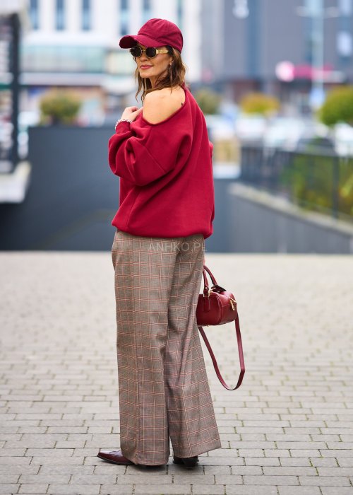 Miękka dresowa bluza damska Asymmetric Glam w głębokim bordo, oversize z jednym odkrytym ramieniem i półgolfem