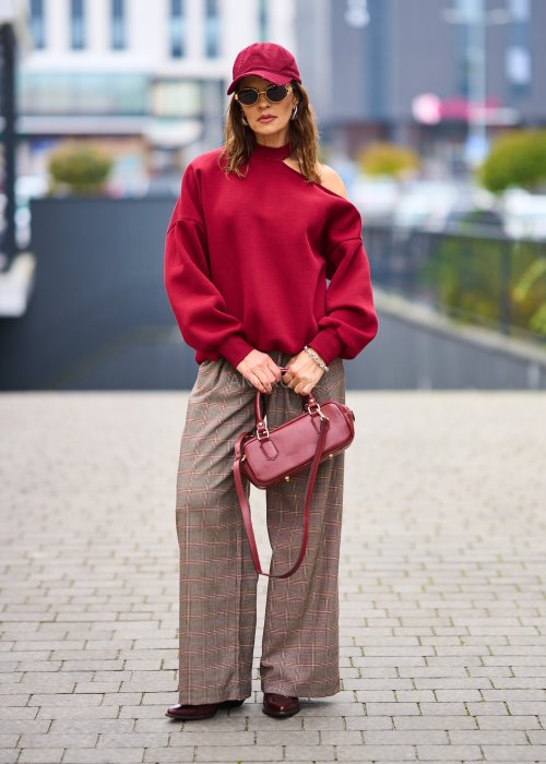 Miękka dresowa bluza damska Asymmetric Glam w głębokim bordo, oversize z jednym odkrytym ramieniem i półgolfem