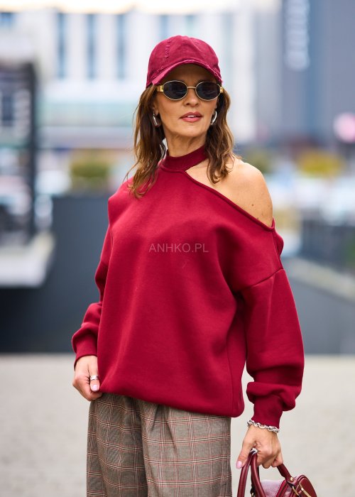 Miękka dresowa bluza damska Asymmetric Glam w głębokim bordo, oversize z jednym odkrytym ramieniem i półgolfem