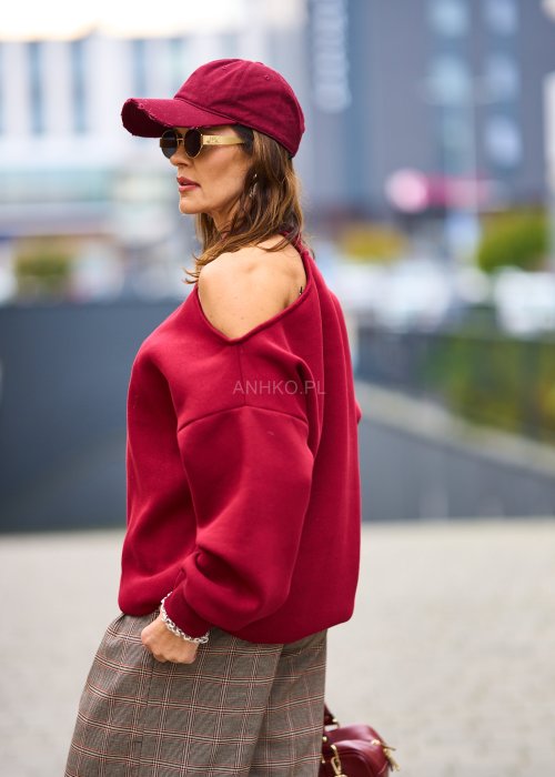 Miękka dresowa bluza damska Asymmetric Glam w głębokim bordo, oversize z jednym odkrytym ramieniem i półgolfem