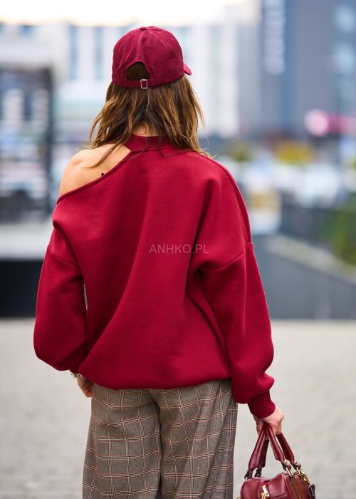 Miękka dresowa bluza damska Asymmetric Glam w głębokim bordo, oversize z jednym odkrytym ramieniem i półgolfem