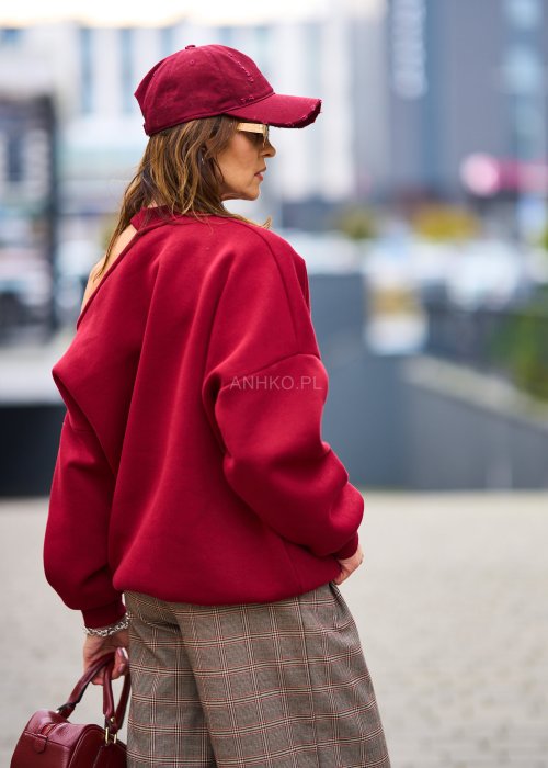 Miękka dresowa bluza damska Asymmetric Glam w głębokim bordo, oversize z jednym odkrytym ramieniem i półgolfem