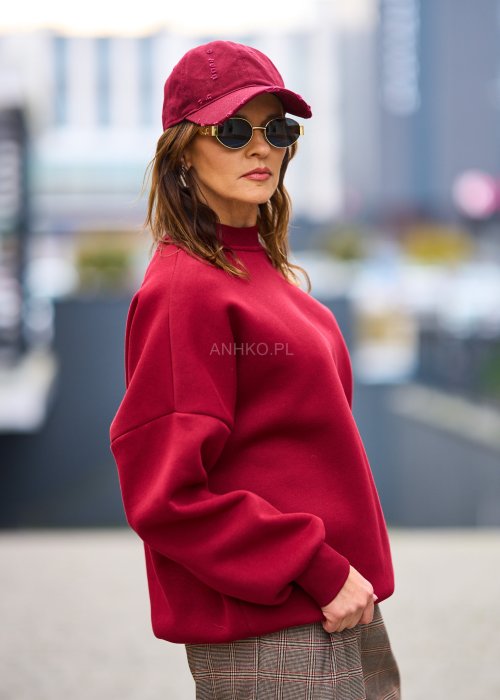Miękka dresowa bluza damska Asymmetric Glam w głębokim bordo, oversize z jednym odkrytym ramieniem i półgolfem