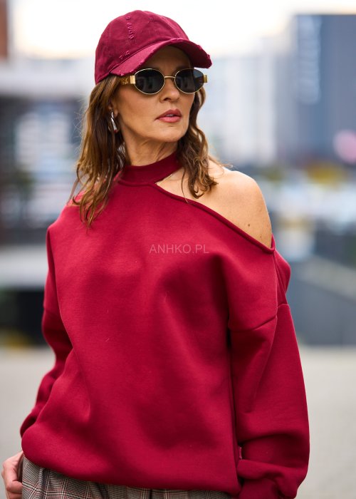 Miękka dresowa bluza damska Asymmetric Glam w głębokim bordo, oversize z jednym odkrytym ramieniem i półgolfem