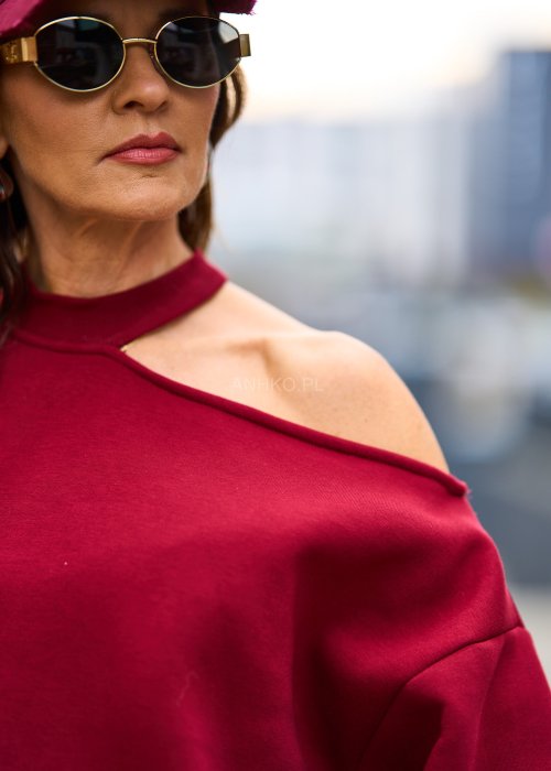 Miękka dresowa bluza damska Asymmetric Glam w głębokim bordo, oversize z jednym odkrytym ramieniem i półgolfem