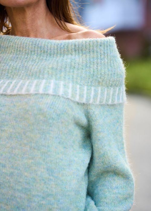 Miękki sweter damski Esta w miętowo-błękitnym melanżu z białym pasem, luźny krój z obniżonymi ramionami