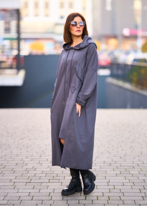 Gładka dzianinowa sukienka damska Karla w jednolitym grafitowym kolorze, oversize z kapturem i asymetrycznym dołem