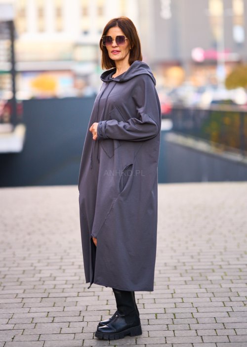 Gładka dzianinowa sukienka damska Karla w jednolitym grafitowym kolorze, oversize z kapturem i asymetrycznym dołem