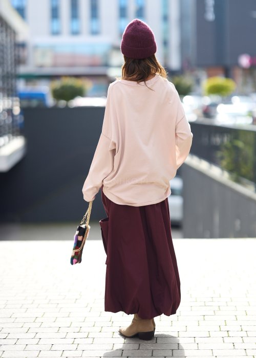 Jasnoróżowa bluza damska z nadrukiem „NO BAD DAYS” i obniżoną linią ramion, styl streetwear