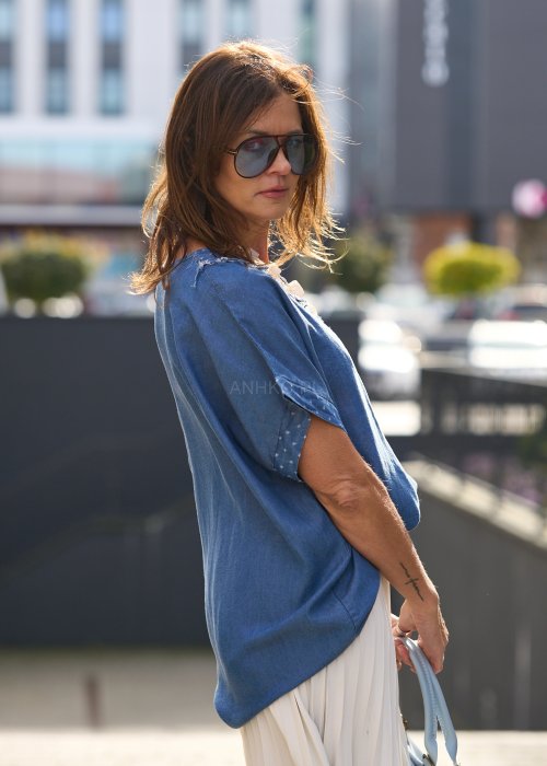 niebieska bluzka damska z krótkim rękawem i dekoltem w serek z postrzępionym wykończeniem, styl boho, lekki materiał