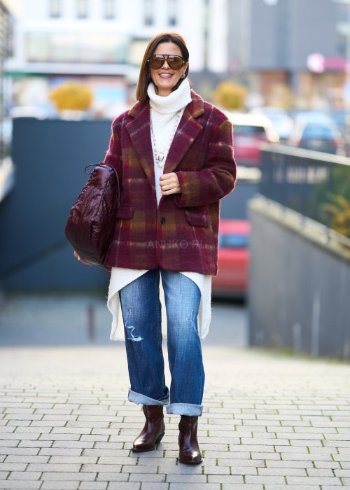 Jeansy o prostym kroju z przetarciami i podwiniętymi nogawkami w stylu casual