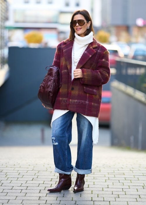 Jeansy o prostym kroju z przetarciami i podwiniętymi nogawkami w stylu casual
