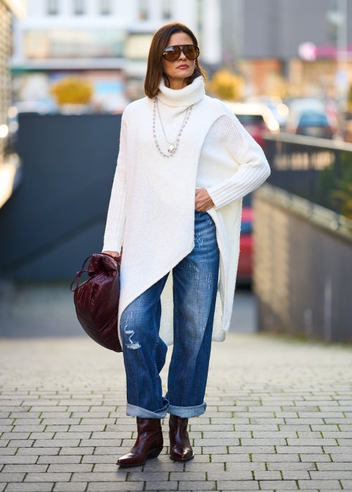 Jeansy o prostym kroju z przetarciami i podwiniętymi nogawkami w stylu casual