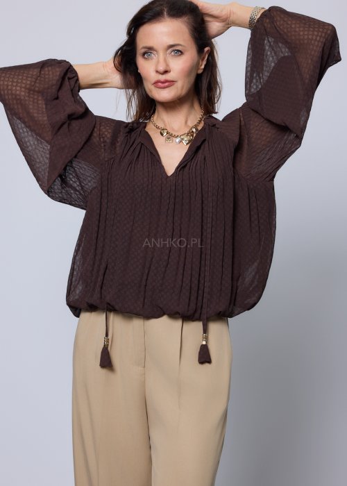 Brązowa bluzka boho z lekkiego materiału, z długim rękawem, wiązaniem przy dekolcie i subtelną fakturą