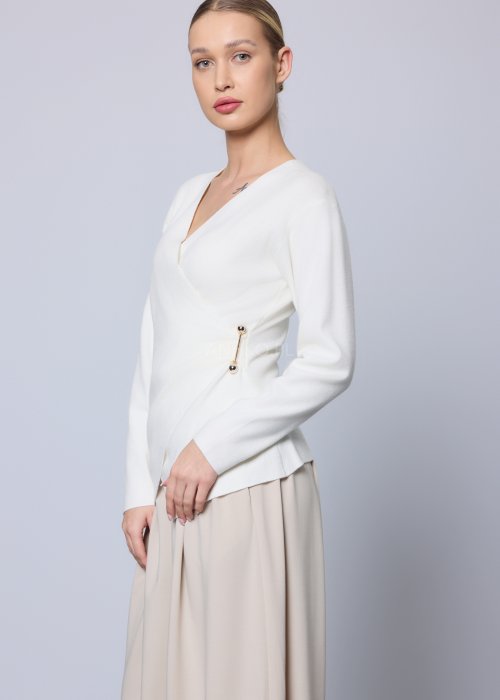 Elegancki biały sweter kopertowy z ozdobnymi złotymi guzikami w talii