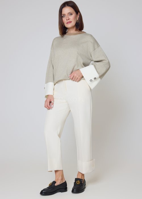 Dzianinowy sweter beżowy z kontrastowymi białymi mankietami oversize