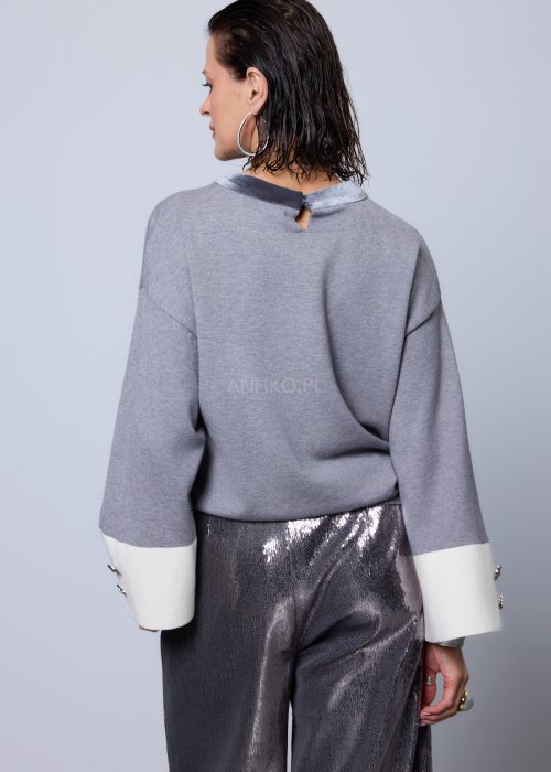 Szary sweter z szerokimi rękawami i białymi mankietami