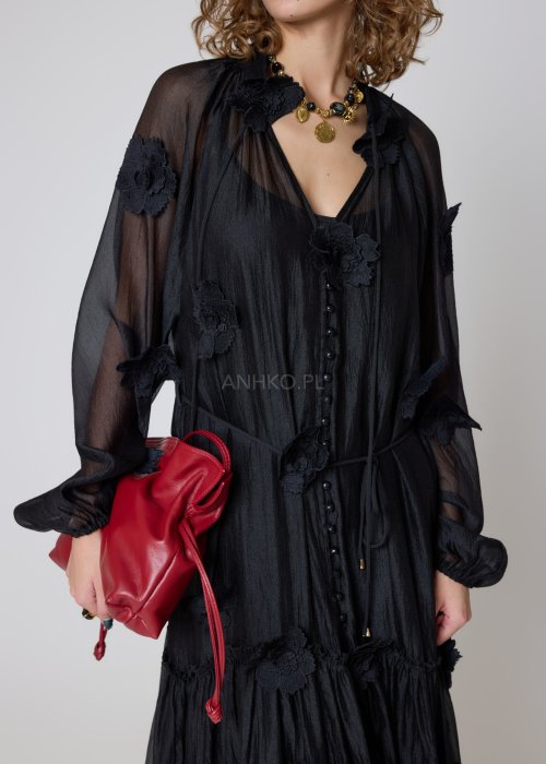 Szyfonowa sukienka czarna z aplikacjami kwiatowymi fason maxi