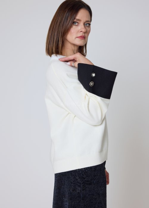 sweter biało-czarny z szerokimi mankietami w fasonie oversize.