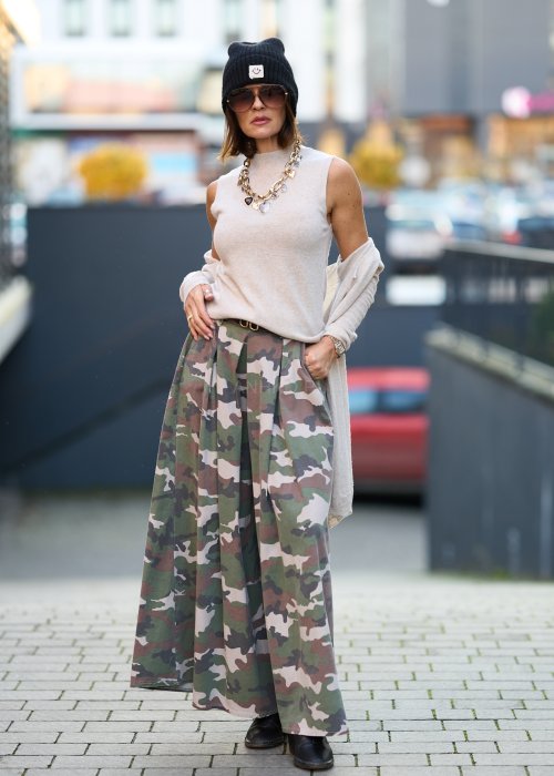 Beżowy komplet damski z dzianiny – sweter i kardigan, miękki materiał, styl minimalistyczny