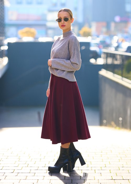 sweter szary z kwiatowymi aplikacjami o luźnym, klasycznym kroju