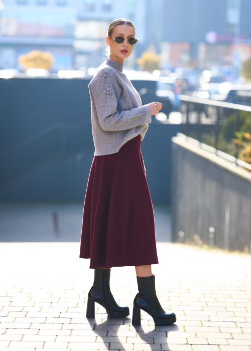 sweter szary z kwiatowymi aplikacjami o luźnym, klasycznym kroju