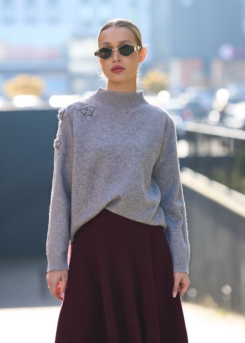 sweter szary z kwiatowymi aplikacjami o luźnym, klasycznym kroju