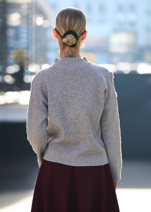 sweter szary z kwiatowymi aplikacjami o luźnym, klasycznym kroju