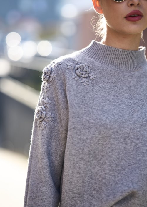 sweter szary z kwiatowymi aplikacjami o luźnym, klasycznym kroju