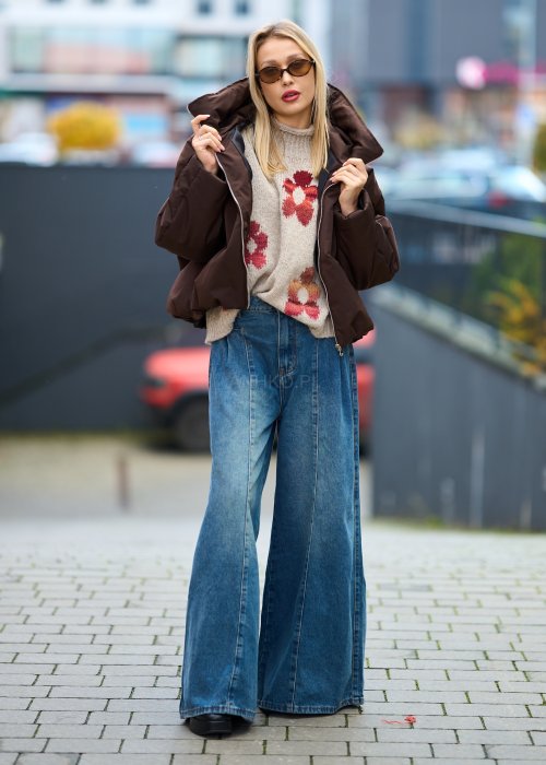 Brązowa pikowana kurtka damska z wysokim kołnierzem, zapinana na suwak, fason oversize, styl casual