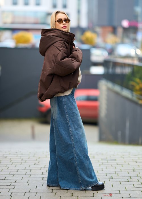 Brązowa pikowana kurtka damska z wysokim kołnierzem, zapinana na suwak, fason oversize, styl casual