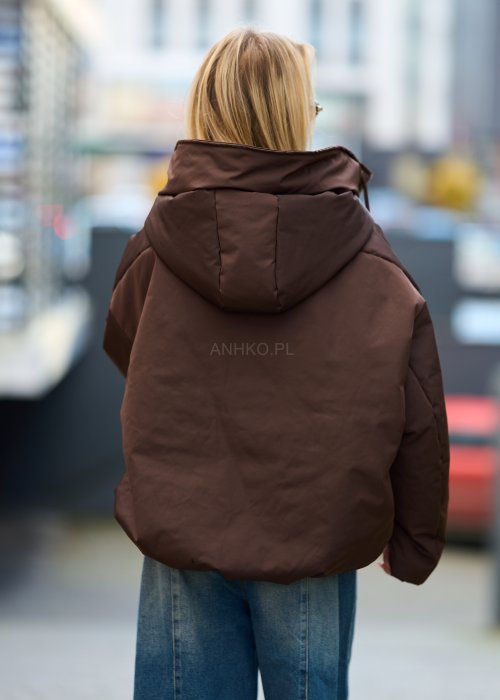 Brązowa pikowana kurtka damska z wysokim kołnierzem, zapinana na suwak, fason oversize, styl casual