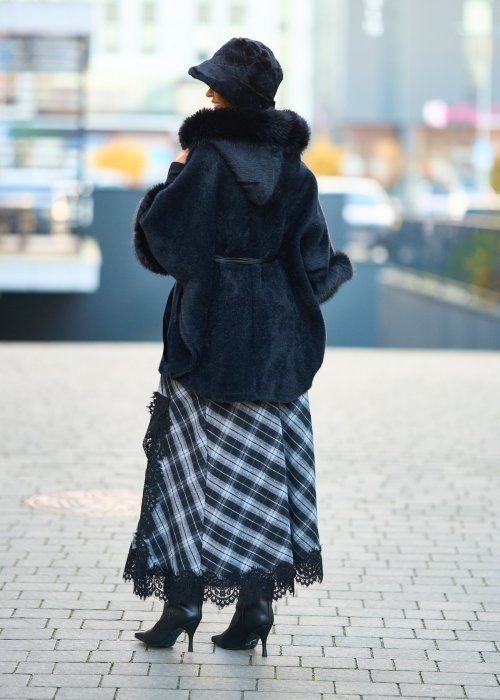 Ciepły czarny płaszcz z futrzanym kołnierzem i mankietami przewiązywany satynowym paskiem elegancka moda damska