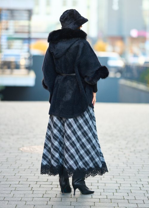 Ciepły czarny płaszcz z futrzanym kołnierzem i mankietami przewiązywany satynowym paskiem elegancka moda damska