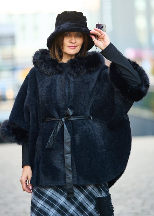 Ciepły czarny płaszcz z futrzanym kołnierzem i mankietami przewiązywany satynowym paskiem elegancka moda damska