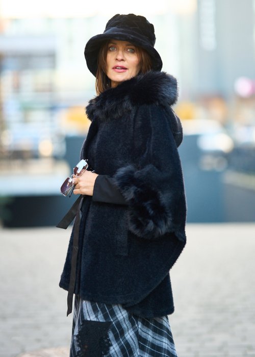 Ciepły czarny płaszcz z futrzanym kołnierzem i mankietami przewiązywany satynowym paskiem elegancka moda damska