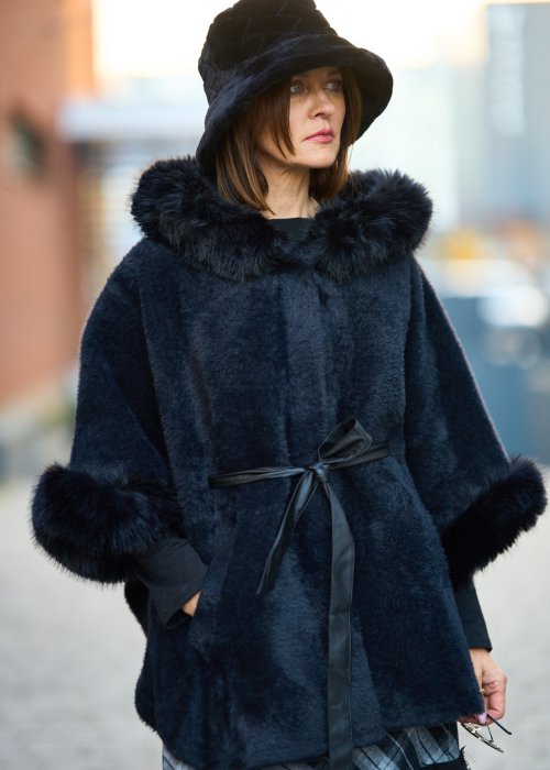 Ciepły czarny płaszcz z futrzanym kołnierzem i mankietami przewiązywany satynowym paskiem elegancka moda damska